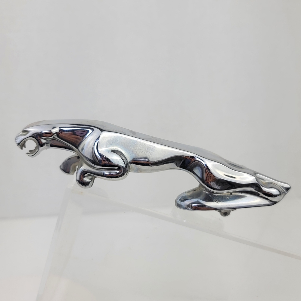 Jaguar XJ8 Vanden Plas Sedan 2001 Leaping Jaguar Cat Front Hood Emblem Ornament
